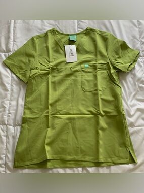 NWTs Garde-Malade Size S Scrub Top
